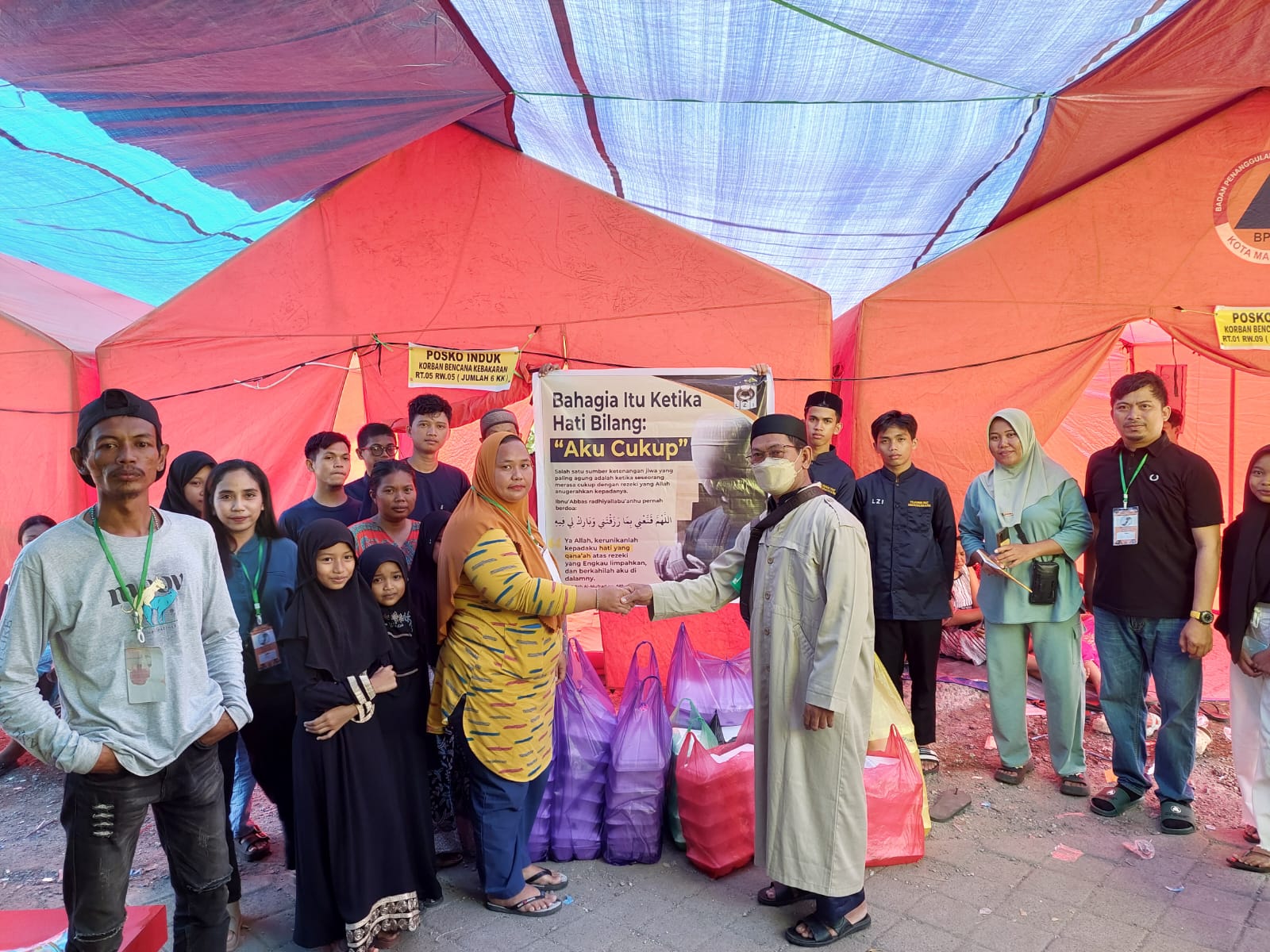 Tim LZI menyerahkan bantuan nasi dos kepada korban kebakaran di Tamalate, Makassar