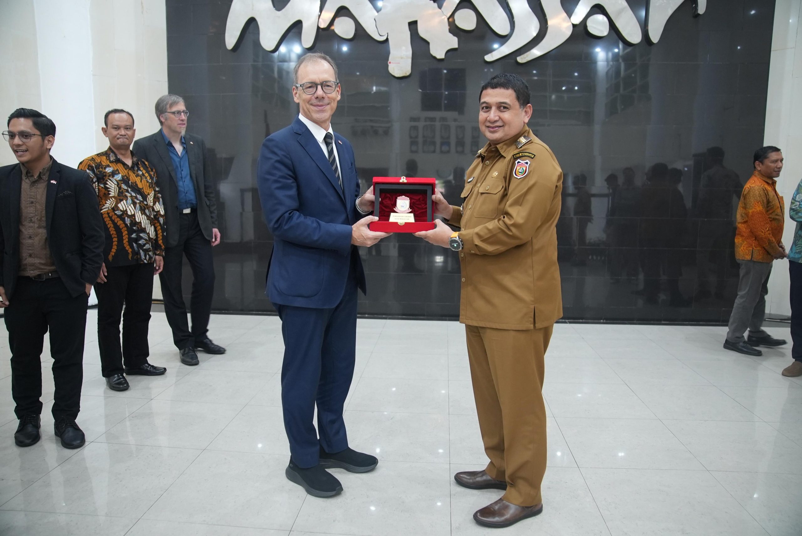 Wali Kota Makassar Munafri Arifuddin menerima kunjungan Duta Besar Swiss H.E. Olivier Zehnder di Rumah Jabatan Wali Kota