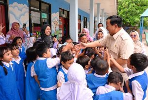 Presiden Prabowo Subianto saat meresmikan program pendidikan di SDN Cimahpar 5 Bogor, Hardiknas 2025