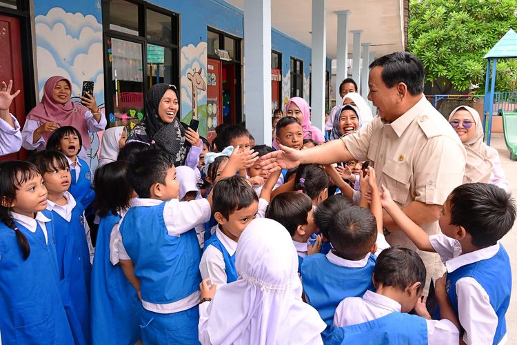 Presiden Prabowo Subianto saat meresmikan program pendidikan di SDN Cimahpar 5 Bogor, Hardiknas 2025