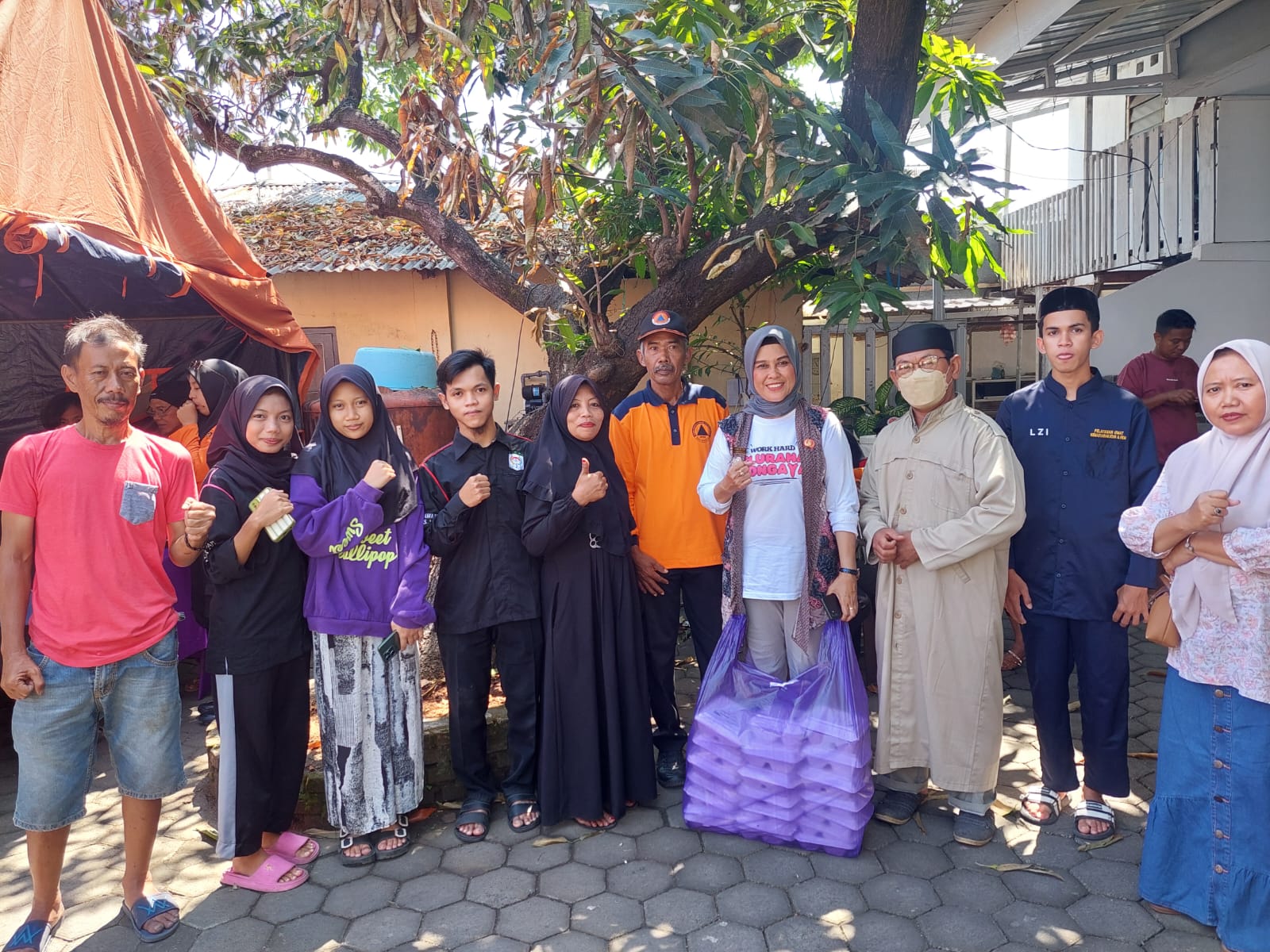 Penyerahan nasi dos oleh Lembaga Zakat Indonesia dan Lurah Bongaya kepada korban kebakaran di Makassar.