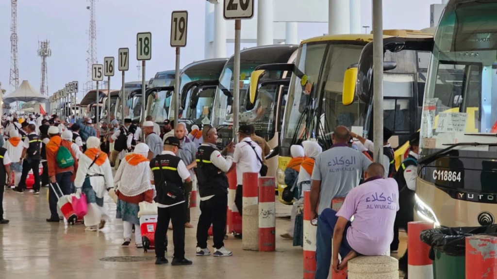 Jemaah Haji Indonesia bersiap pulang di Bandara Madinah – Juni 2025