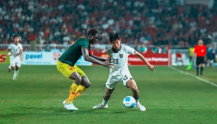 Pemain Timnas Indonesia U-17 berebut bola dengan pemain Mali di final Piala Kemerdekaan 2025