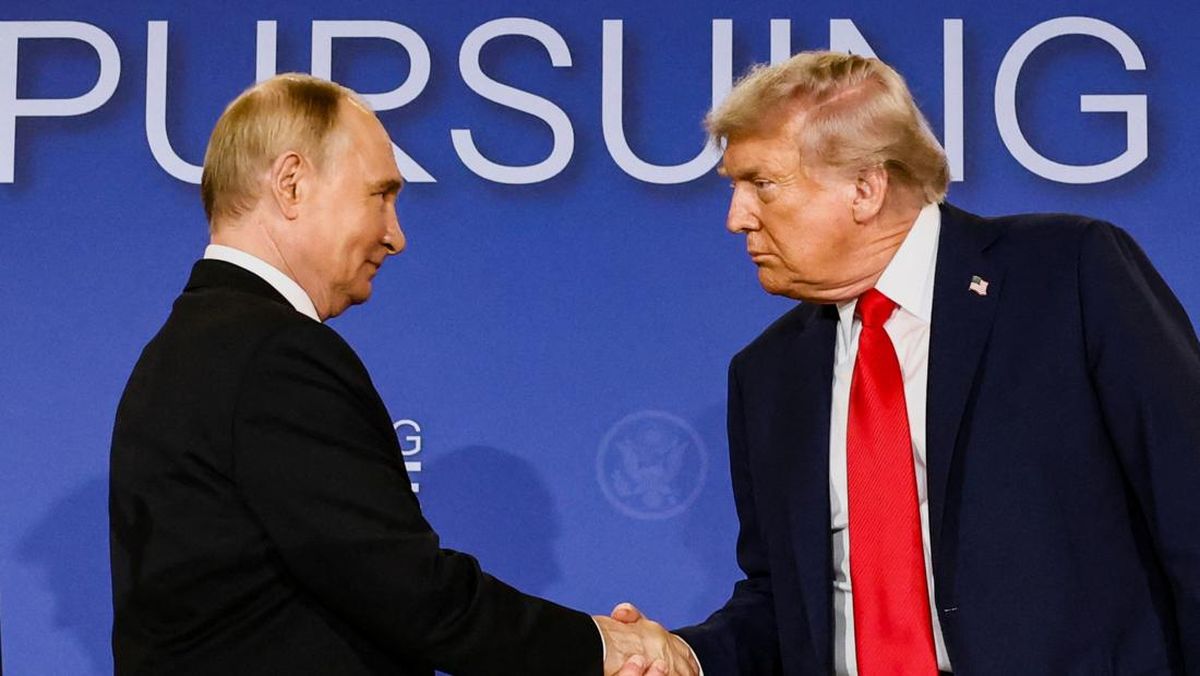 residen Donald Trump dan Vladimir Putin berjabat tangan di pertemuan Alaska 2025